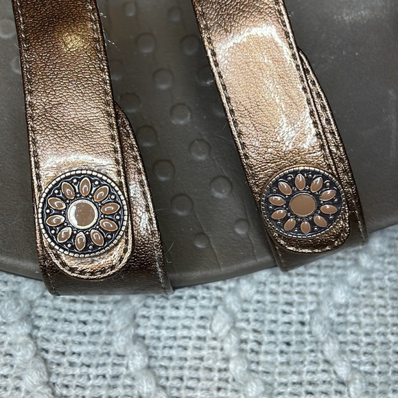 🎉HP🎉 Vionic Orthaheel Cathy Triple Strap Bronze Sandals - Picture 9 of 10